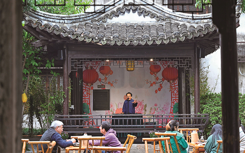 秋日靜好 品茶聽(tīng)書(shū)